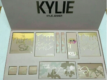 Spot kylie gift box eye shadow highlight lip gloss gift bag 11 piece gift bag Kelly gift box set